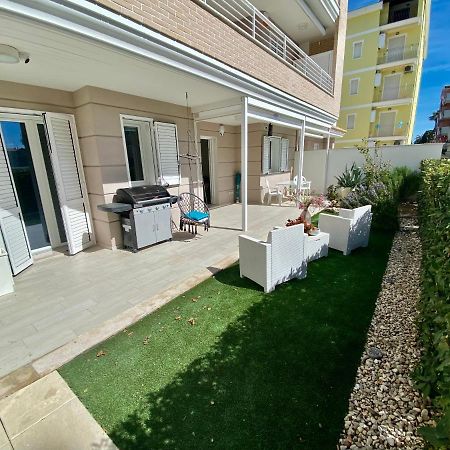 Appartamento Al Mare Con Giardino, Spiaggia E Piscina Alba Adriatica Bagian luar foto