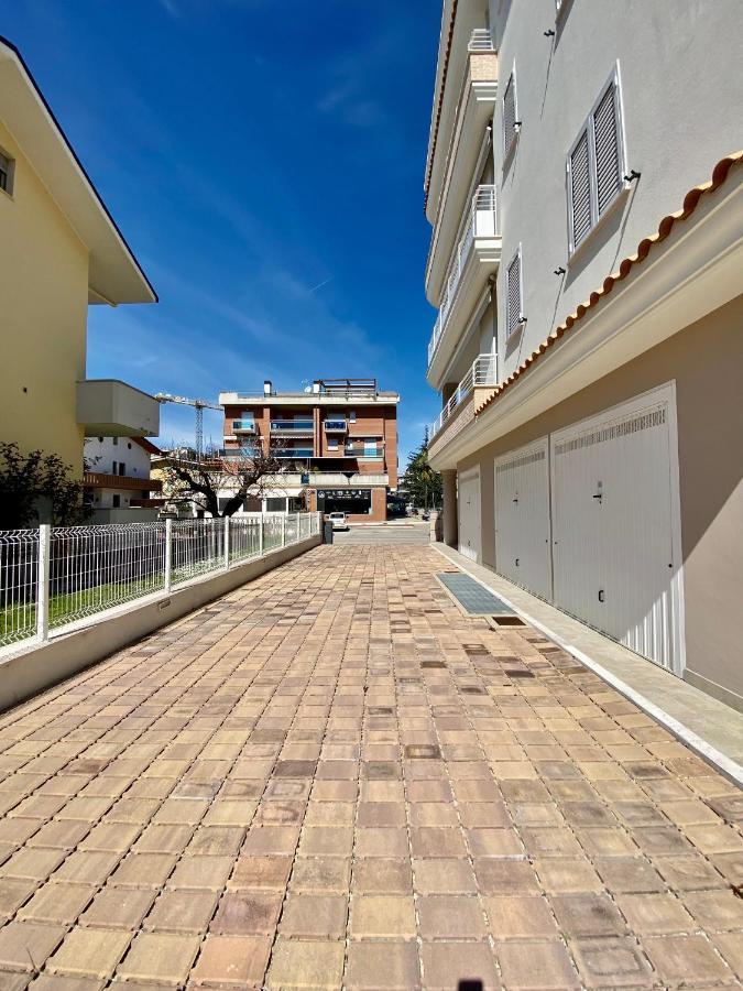 Appartamento Al Mare Con Giardino, Spiaggia E Piscina Alba Adriatica Bagian luar foto