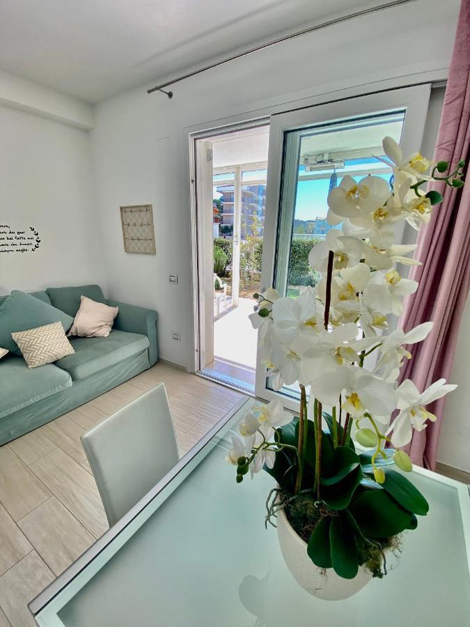 Appartamento Al Mare Con Giardino, Spiaggia E Piscina Alba Adriatica Bagian luar foto