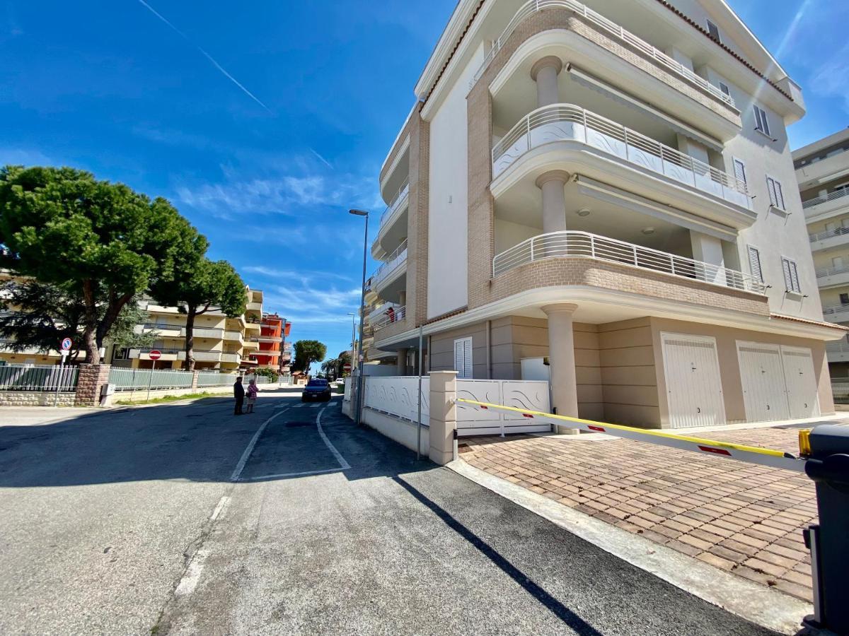 Appartamento Al Mare Con Giardino, Spiaggia E Piscina Alba Adriatica Bagian luar foto
