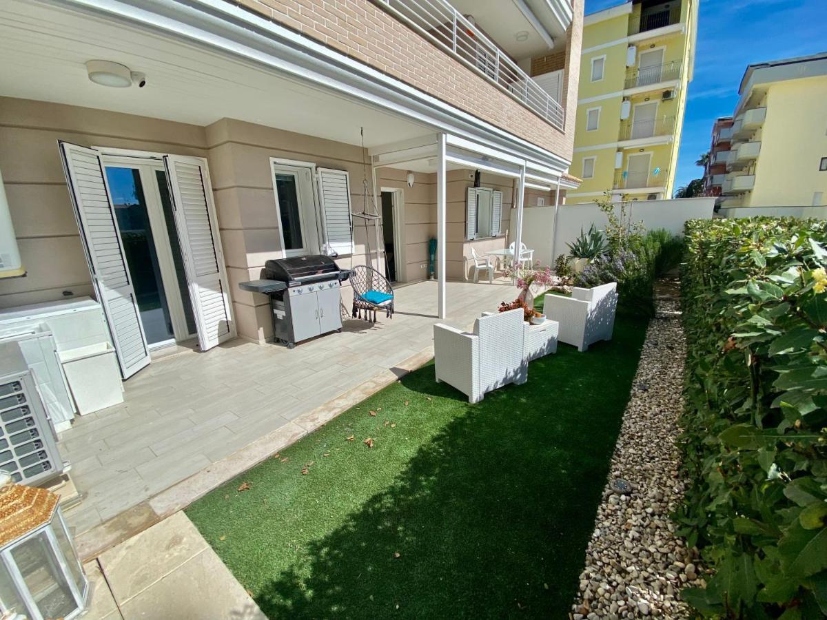 Appartamento Al Mare Con Giardino, Spiaggia E Piscina Alba Adriatica Bagian luar foto