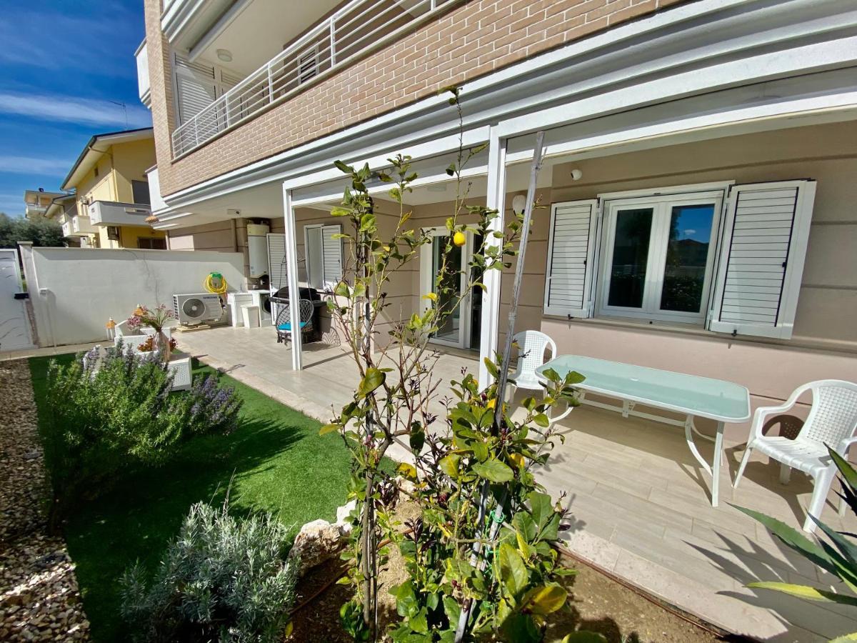 Appartamento Al Mare Con Giardino, Spiaggia E Piscina Alba Adriatica Bagian luar foto
