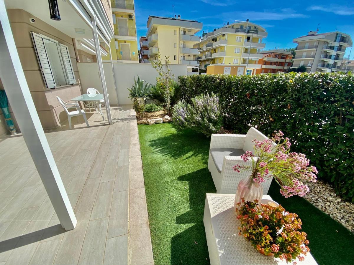 Appartamento Al Mare Con Giardino, Spiaggia E Piscina Alba Adriatica Bagian luar foto